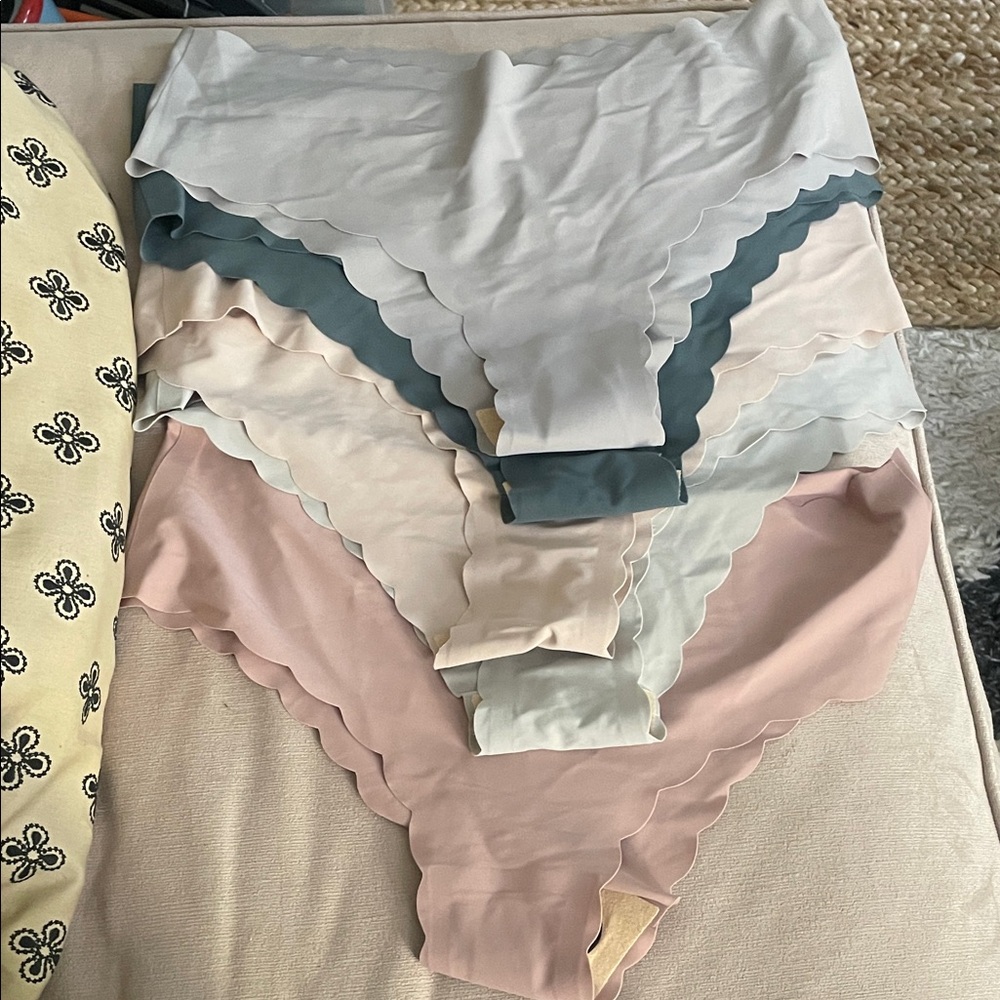 NEW - 5 Scalloped Edge Seamless panties- Pastel Multi-Pack